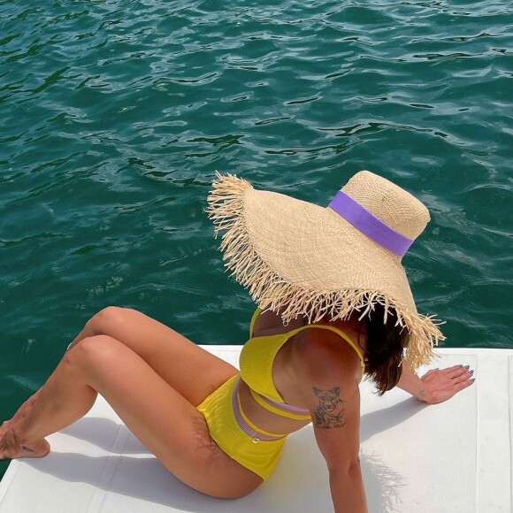 Andressa Suita posa de biquíni em barco