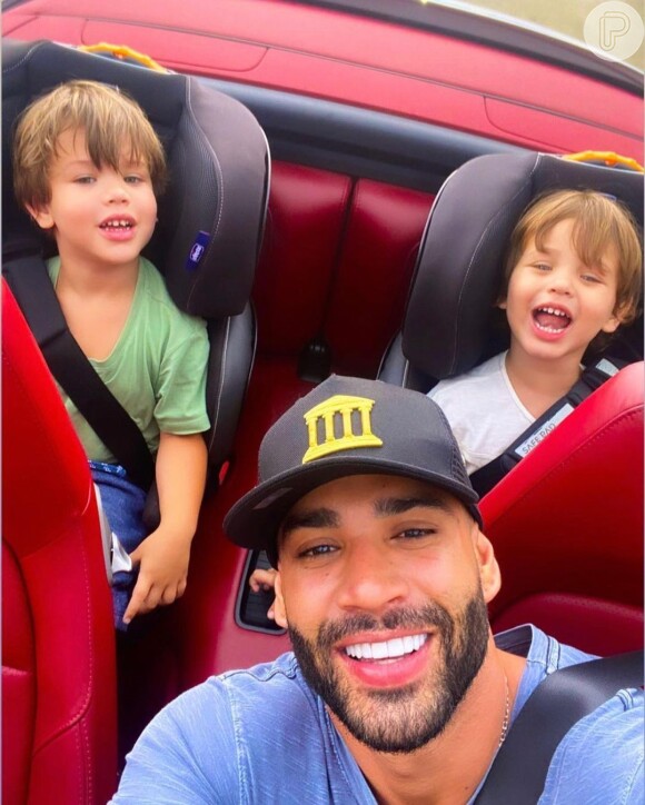 Gusttavo Lima ficou com os filhos durante viagem de Andressa Suita