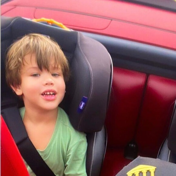 Gusttavo Lima ficou com os filhos durante viagem de Andressa Suita