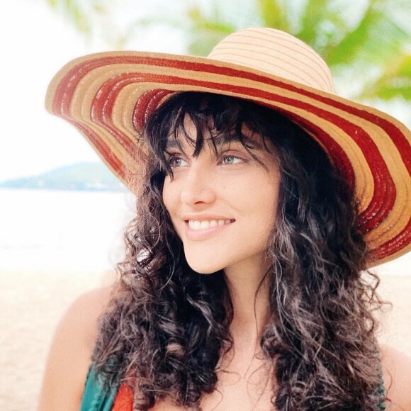 Débora Nascimento se diverte em viagem com possível affair