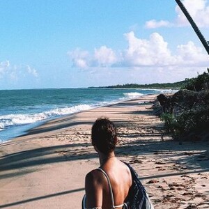 Débora Nascimento curte viagem por Caraíva