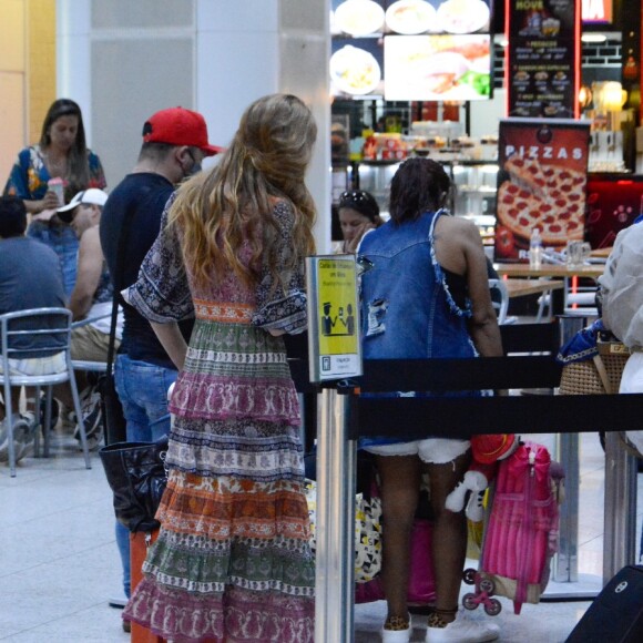 Marina Ruy Barbosa é fotografada em fila de embarque no Rio de Janeiro
