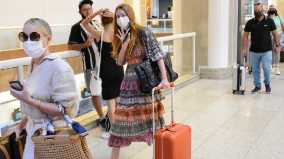 Marina Ruy Barbosa é vista sem aliança pela 1ª vez após separação e usa aerolook trendy