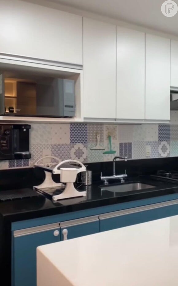 Azul é a principal cor da cozinha no apartamento de Larissa Manoela. Geladeira de inox duas portas, microondas, purificador de água e bancada centralizada são alguns dos itens