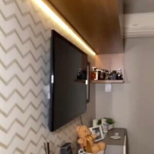 Larissa Manoela exibe decoração rústica do quarto dos pais