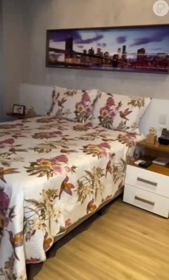 Larissa Manoela exibe cama do quarto dos pais com estampa floral