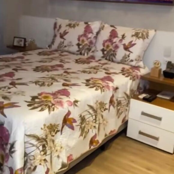 Larissa Manoela exibe cama do quarto dos pais com estampa floral