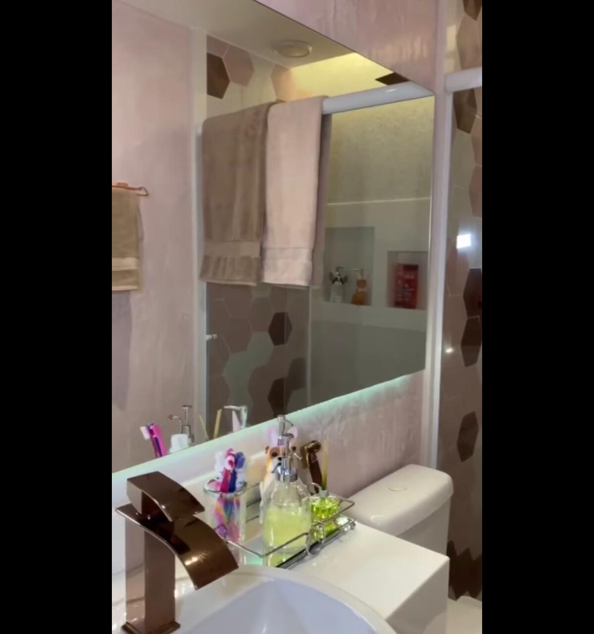 Foto: Larissa Manoela exibe detalhes do banheiro de apartamento no Rio de  Janeiro - Purepeople