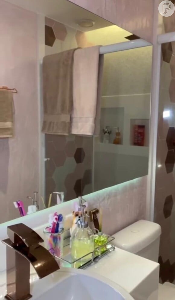 Larissa Manoela exibe detalhes do banheiro de apartamento no Rio de Janeiro