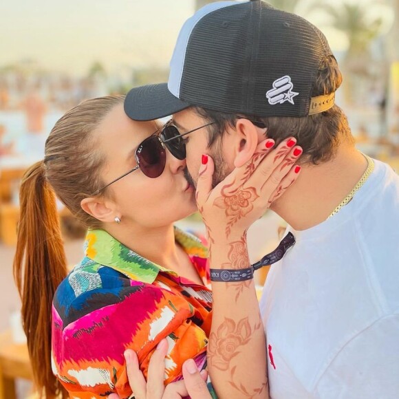 Maiara e Fernando Zor trocaram alianças após pedido de casamento