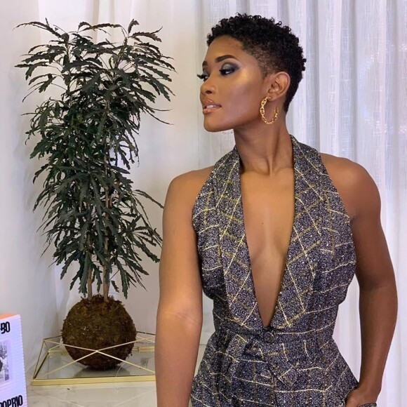 Erika Januza passou por transição capilar