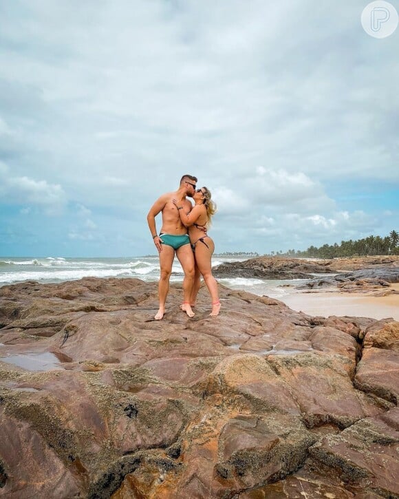 O corpo de Zé Neto roubou a cena em foto na praia com Natália Toscano