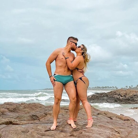 O corpo de Zé Neto roubou a cena em foto na praia com Natália Toscano