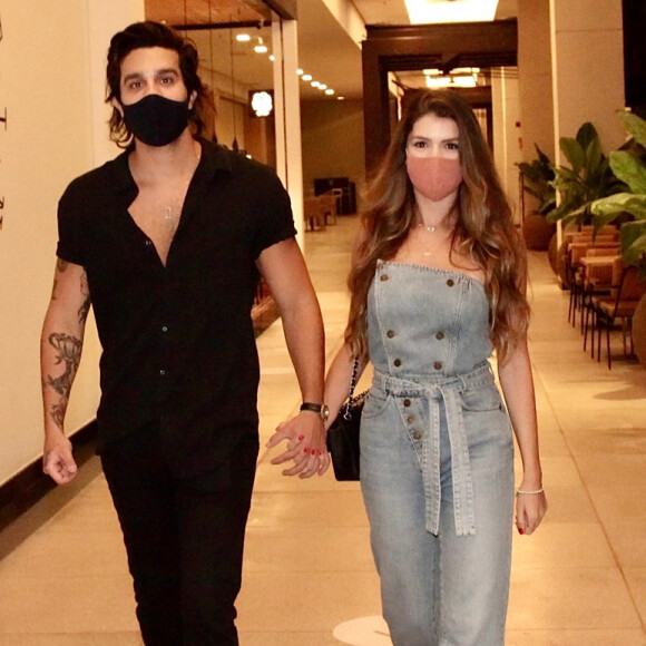 Luan Santana passeou de mãos dadas com modelo em shopping de SP