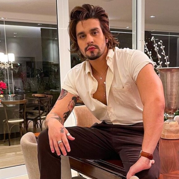 Luan Santana foi clicado passeando de mãos dadas com modelo em SP