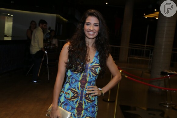 A bailarina do 'Domingão do Faustão' Daniele de Lova, namorada do ator Nando Rodrigues, apostou num vestido estampado