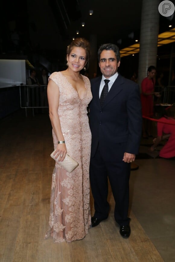 Elegante, Nivea Stelmann chegou de mãos dadas com o marido, o empresário Marcus Rocha, usando um vestido rendado Alphoria e bolsa Chanel