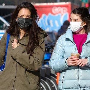 Filha de Tom Cruise e Katie Holmes, Suri, de 14 anos, é clicada com a mãe em NY. Fotos!
