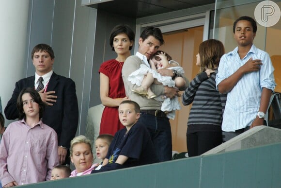 Filha de Tom Cruise e Katie Holmes, Suri, de 14 anos, é clicada com a mãe em NY. Fotos!