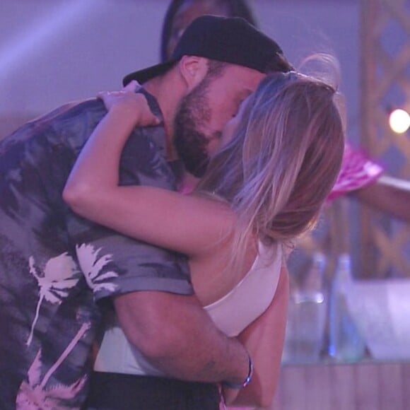 'BBB 21': Carla Diaz e Arthur se beijam pela primeira vez