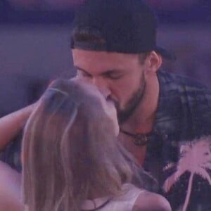 'BBB 21': Carla Diaz comenta beijo em Arthur com sisters. 'Me senti com 13 anos', brincou