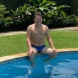  Ximbinha surpreendeu os seguidores ao postar foto sem camisa na piscina 