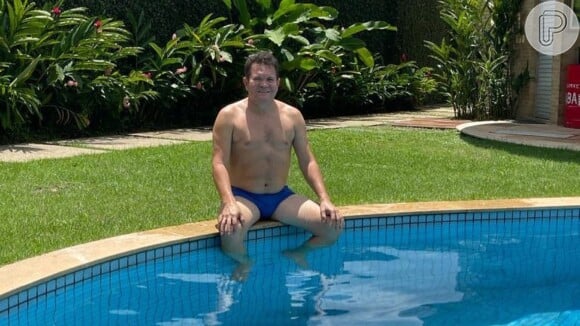 Ximbinha surpreendeu os seguidores ao postar foto sem camisa na piscina