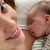 Nathalia Dill posou com a filha, Eva, de 1 mês, em foto, e Mateus Solano reparou em detalhe: 'Bochechas da mamãe'