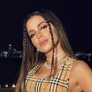 Anitta se esquivou de beijo de Lipe Ribeiro no reality 'Ilhados'