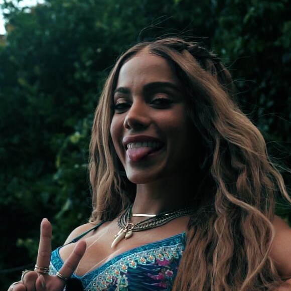 Anitta se mostrou animada ao separar biquínis para levar para o reality 'Ilhados'