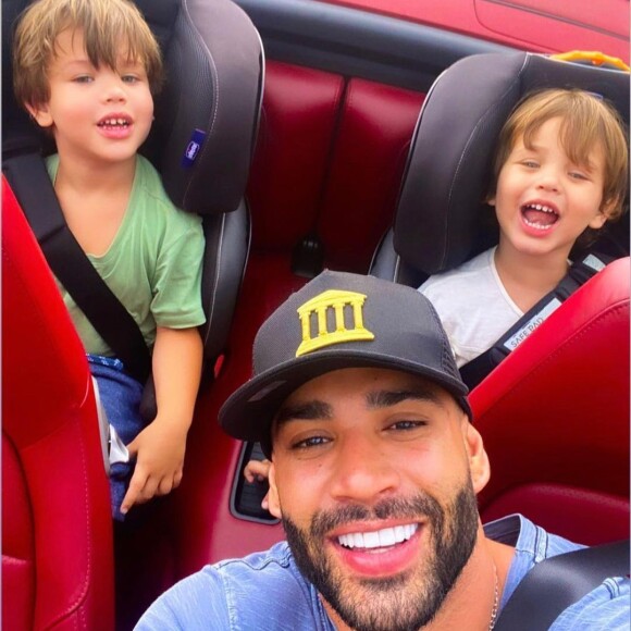 Gusttavo Lima passa alguns fins de semana com os filhos