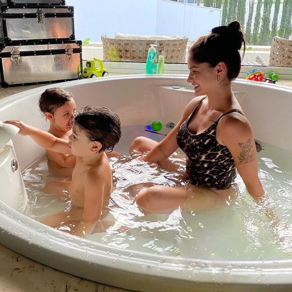 Andressa Suita mostrou momentos de intimidade ao lado de seus filhos com Gusttavo Lima