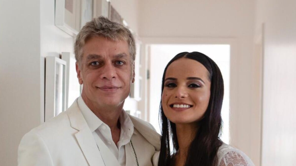Filha de Fabio Assunção faz carinho na barriga de grávida de Ana Verena, mulher do ator
