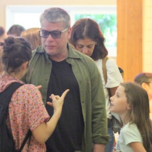 Filha de Fabio Assunção, Ella Felipe posou fazendo carinho na barriga de grávida da mulher do ator, Ana Verena