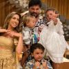 Patricia Abravanel compartilha frequentes cliques com o marido, Fábio Faria, e filhos, Pedro, Jane e Senor na web