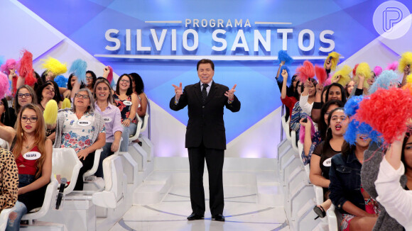 Silvio Santos dispensou o terno, mas usou pijama ao ser vacinado contra Covid-19