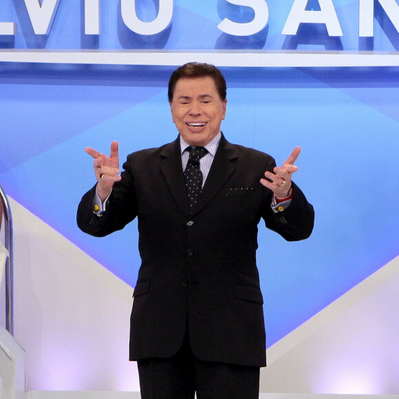 Silvio Santos dispensou o terno, mas usou pijama ao ser vacinado contra Covid-19