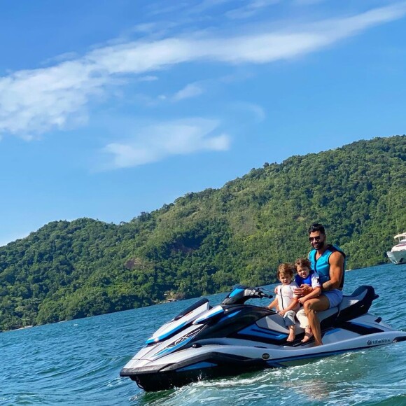 Gusttavo Lima posta foto com filhos em jetski e web cita Andressa Suita: 'Foi a fotógrafa?'