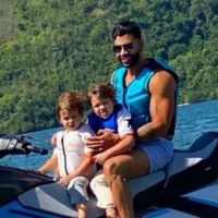 Gusttavo Lima posa com filhos em jet-ski e Andressa Suita é lembrada por fãs: 'Cadê?'