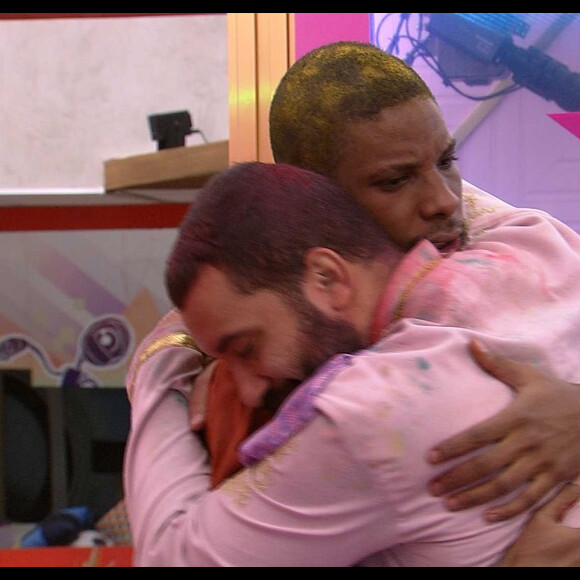 'BBB 21': Gilberto conta a Lumena que não foi beijado por Lucas no sonho. 'Indignado'