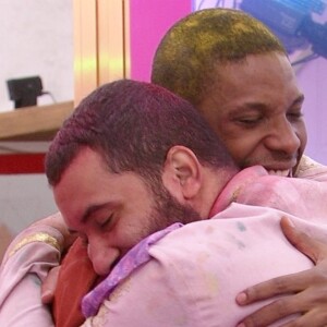 'BBB 21': Gilberto relata sonho com Lucas Penteado a Lumena. 'Voltava, mas não me beijava'