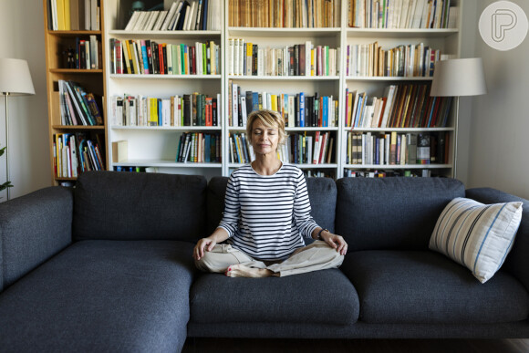 A yoga pode ser praticada em qualquer lugar, até mesmo no sofá