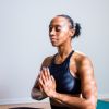 A yoga ajuda a desacelerar e foca na respiração