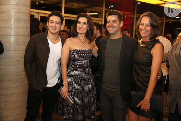 Fátima Bernardes posa com seus amigos do programa 'Encontro', Lair Renno e Macos Veras, durante o Prêmio Extra de TV