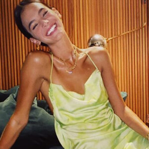 'Comprei', anunciou Bruna Marquezine no Twitter