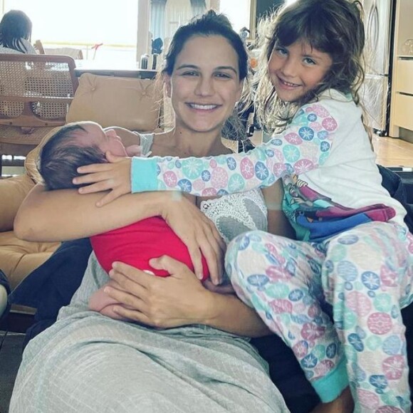 Kyra Gracie faz foto com filho de Malvino Salvador na piscina