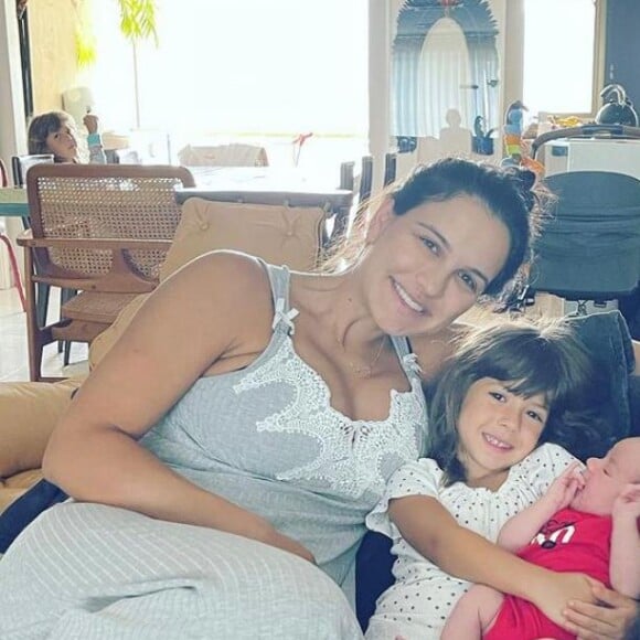 Kyra Gracie exibe foto de biquíni com filho