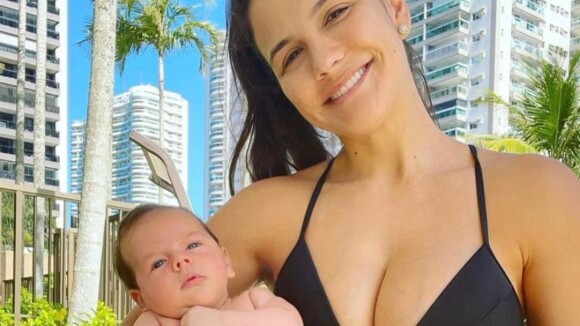 Kyra Gracie deixa barriga à mostra em foto com filho no pós-parto e web elogia: 'Corpo real'