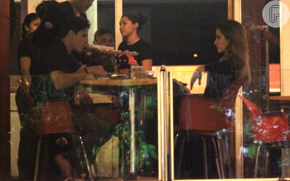 Cleo Pires é vista jantando com Rômulo Arantes Neto