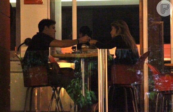 Cleo Pires e Rômulo Arantes Neto jantam depois de cinema